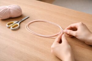 輪にしたひもと準備の手元