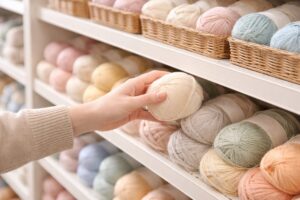 ひもを選ぶ売り場の手元