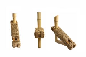 ひもで踏み木を固定する作業の様子