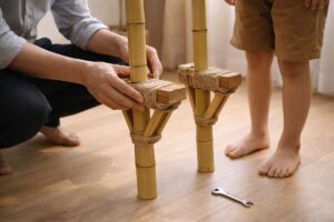 遊ぶ前に竹馬を点検する場面