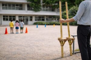 学校で竹馬を安全に扱う場の雰囲気