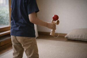 静かにけん玉に向き合う子どもの後ろ姿