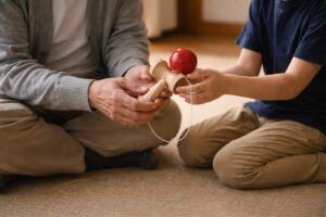 祖父母と子どもがけん玉を共有する場面