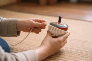 ひもを丁寧に巻くこま回しの準備