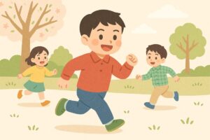 公園で鬼役の子が笑顔で仲間を追いかける様子
