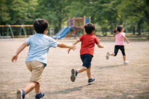 鬼ごっこで鬼が相手にタッチしようとしている場面