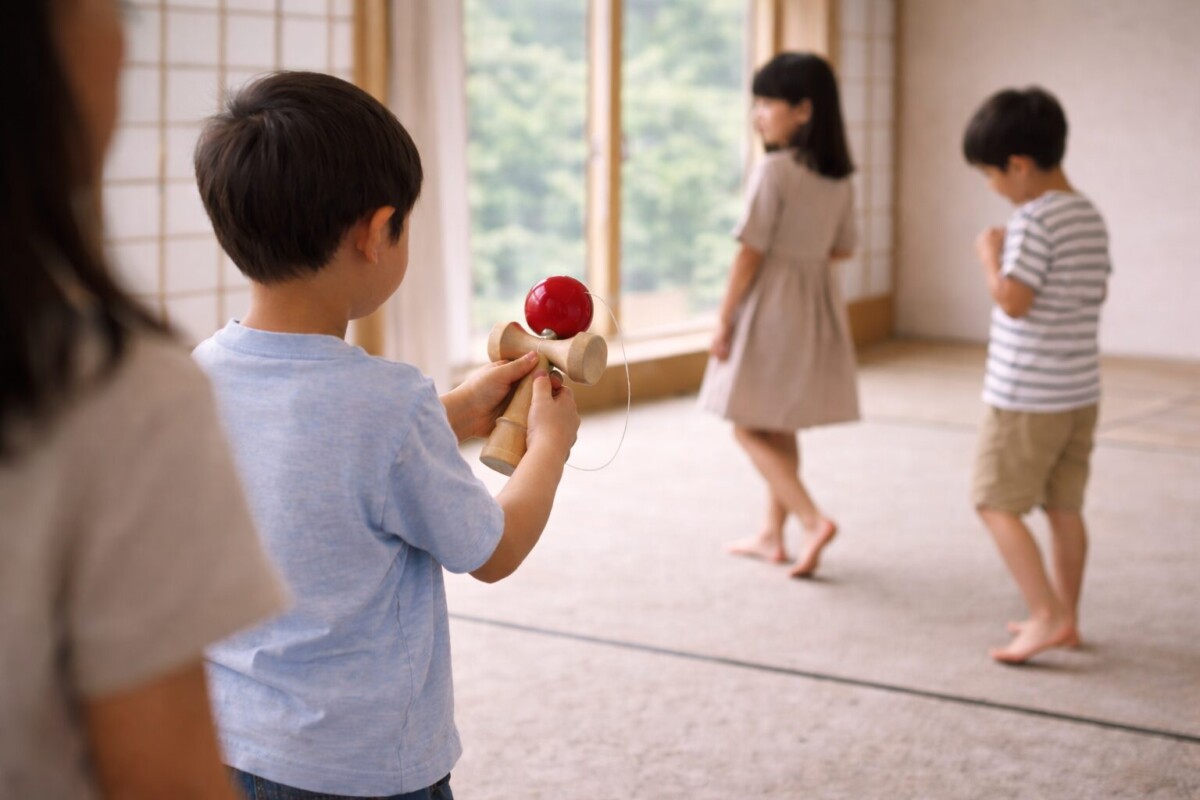 昔遊びを通して子どもたちが自然に関わり合う学校のような空間の様子