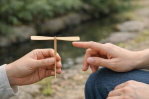 竹とんぼを手にしながら静かに見つめ合う共有の時間