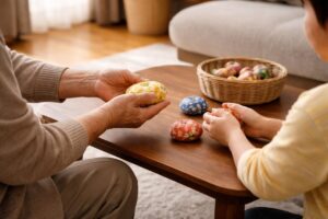 お年寄りと子どもが一緒にお手玉で遊んでいる手元の場面