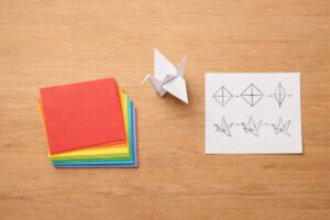 机の上に折り紙の材料が置かれた準備風景