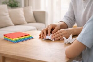 大人と子どもが並んで折り紙を楽しむ落ち着いた室内の様子