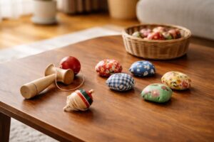 机の上に置かれたけん玉やお手玉などの昔遊びの道具